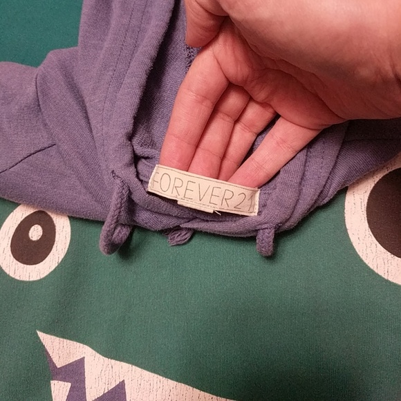 Forever 21 high cropped sweatshirt. - Picture 2 of 4